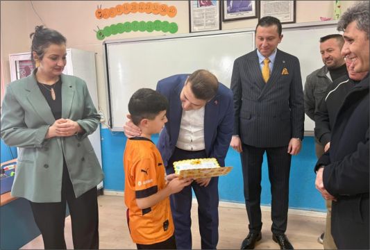 Kaymakam Cıdıroğlu Emirhisar İlkokulu’nda Öğrencilerin Karne Sevincine Ortak Oldu